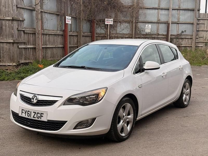 Second-hand Vauxhall Astra SRi 165 CP (121 kW) 2011 Alb Hatchback