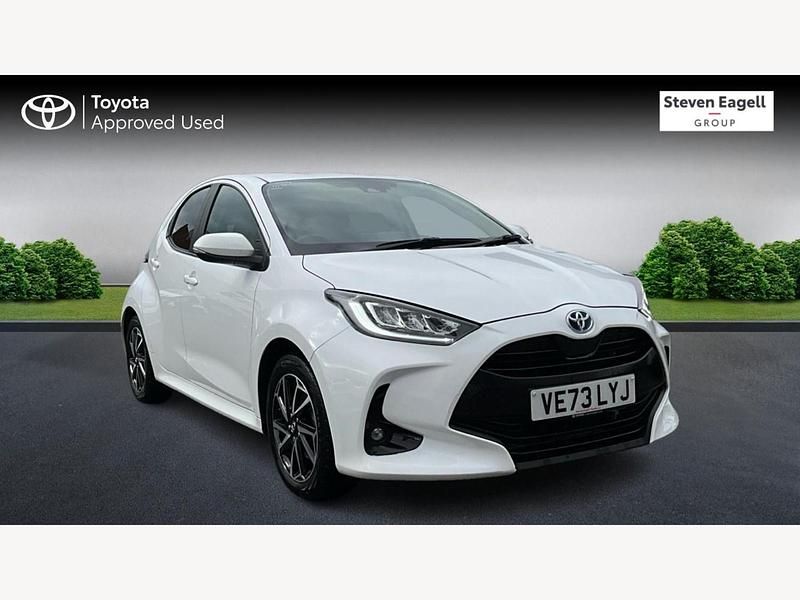 White Used 2024 Toyota Yaris Hybrid Design Hatchback | £18,870 (Fair price) - Image 1/3