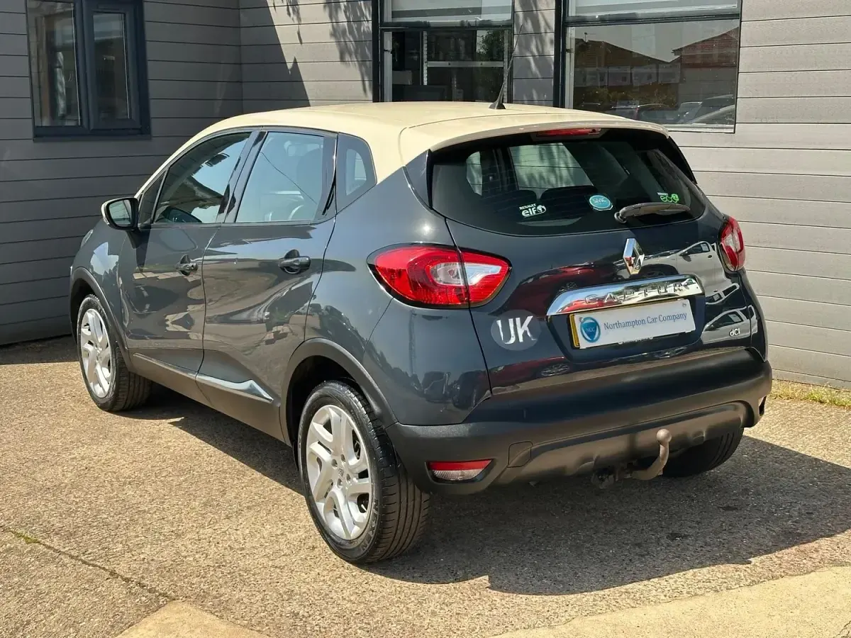 Used Renault Captur Dynamique 90 HP (66 kW) 2016 Blue/cream SUV