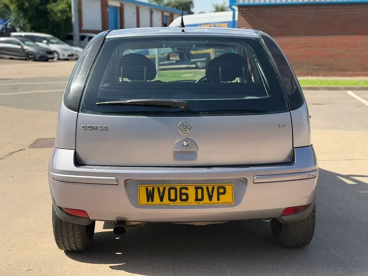 Used Vauxhall Corsa Design Edition 90 HP (66 kW) 2006 Mauve/purple Hatchback