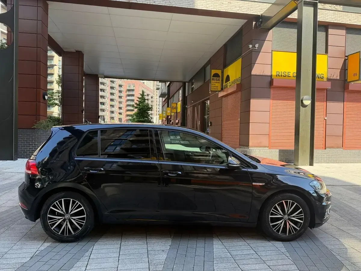 Used VW Golf VII SE 130 HP (95 kW) 2018 Black Hatchback