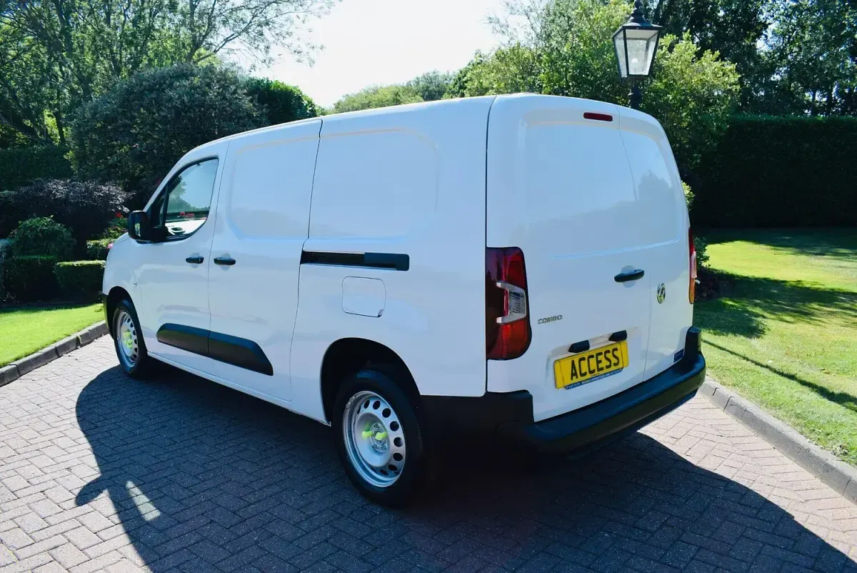 Used Vauxhall Combo 100 HP (73 kW) 2023 White MPV