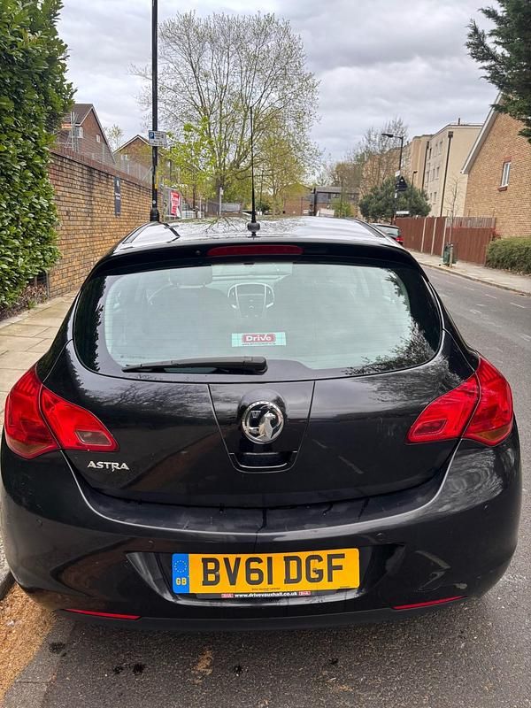 Begagnad Vauxhall Astra Excite 2011 Svart Halvkombi