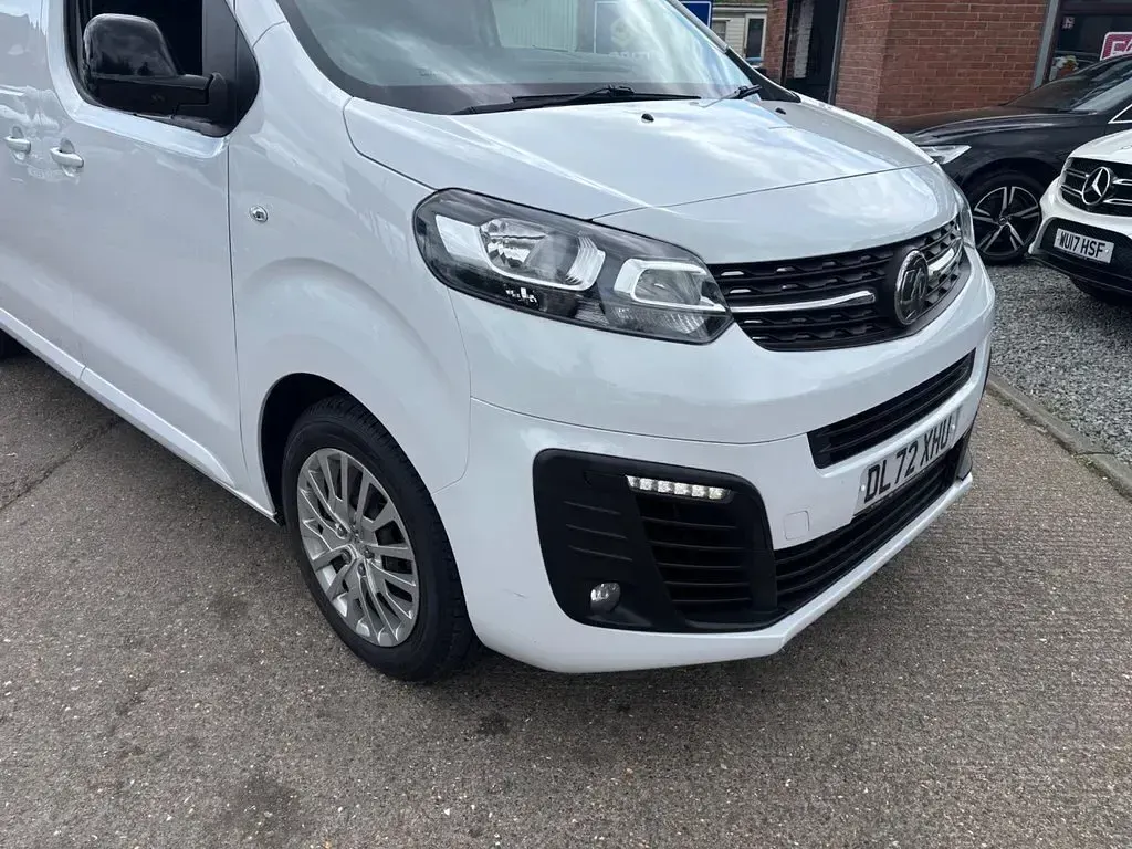 Used Vauxhall Vivaro S 120 HP (88 kW) 2023 White MPV