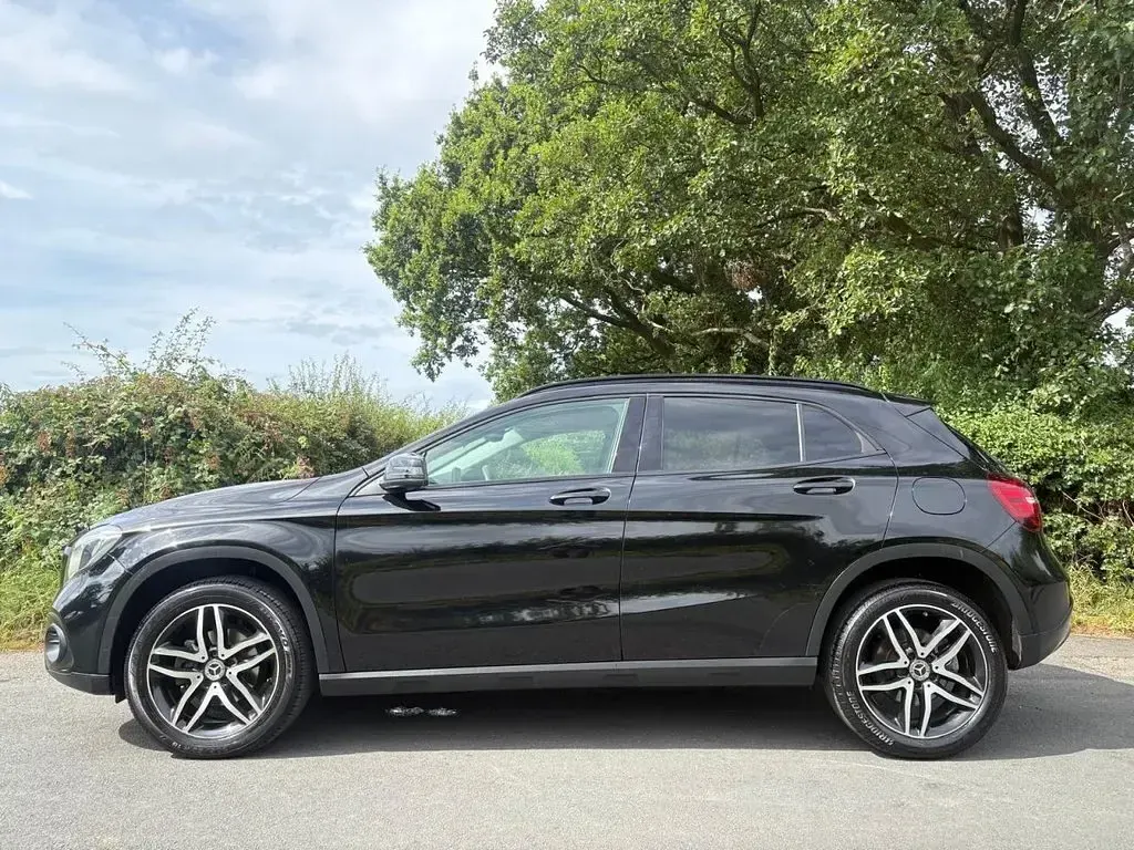 Used Mercedes GLA180 Urban 122 HP (89 kW) 2019 Black SUV