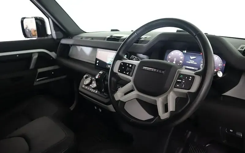 Used Land Rover Defender Dynamic 300 HP (220 kW) 2023 SUV