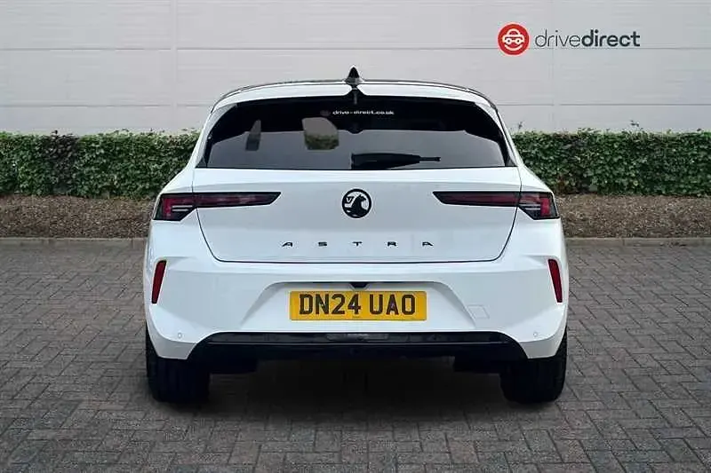 Używany Vauxhall Astra Ultimate 130 KM (95 kW) 2024 Biały Hatchback