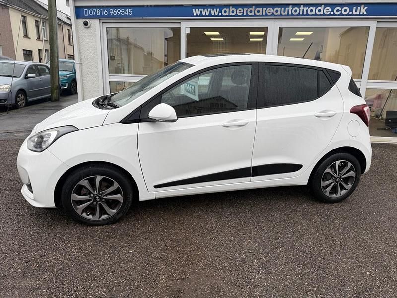 Used Hyundai i10 Premium SE 87 HP (63 kW) 2017 White Hatchback