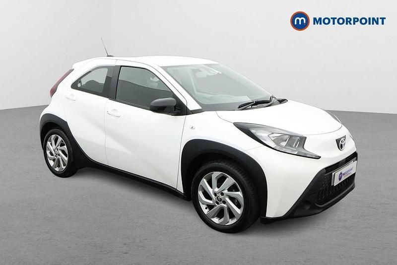 Used Toyota Aygo X PURE 72 HP (52 kW) 2024 White SUV