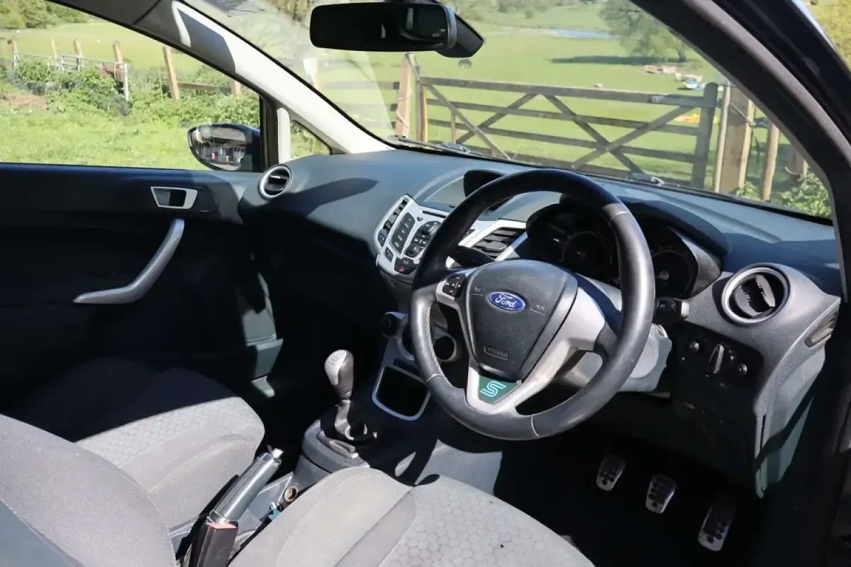 Usado Ford Fiesta Zetec 95 HP (69 kW) 2012 Preto Citadino