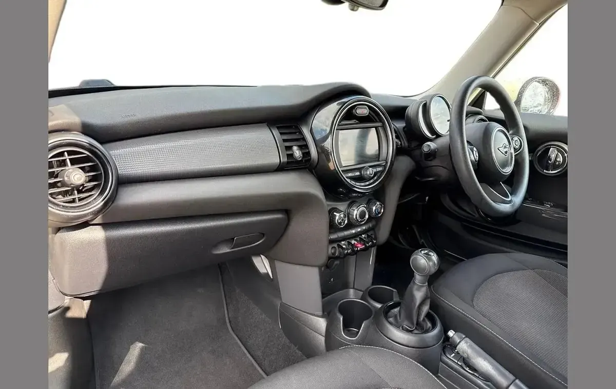 Used Mini Cooper Classic 134 HP (98 kW) 2019 White Hatchback