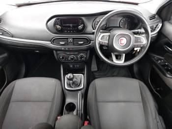 Used Fiat Tipo Easy 95 HP (69 kW) 2017 Red Hatchback