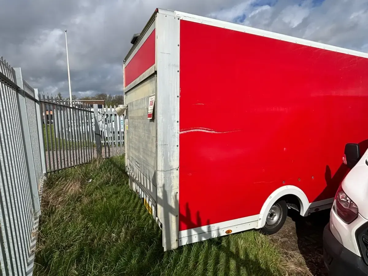 Begagnad Vauxhall Movano 130 HK (95 kW) 2019 Röd Minibuss