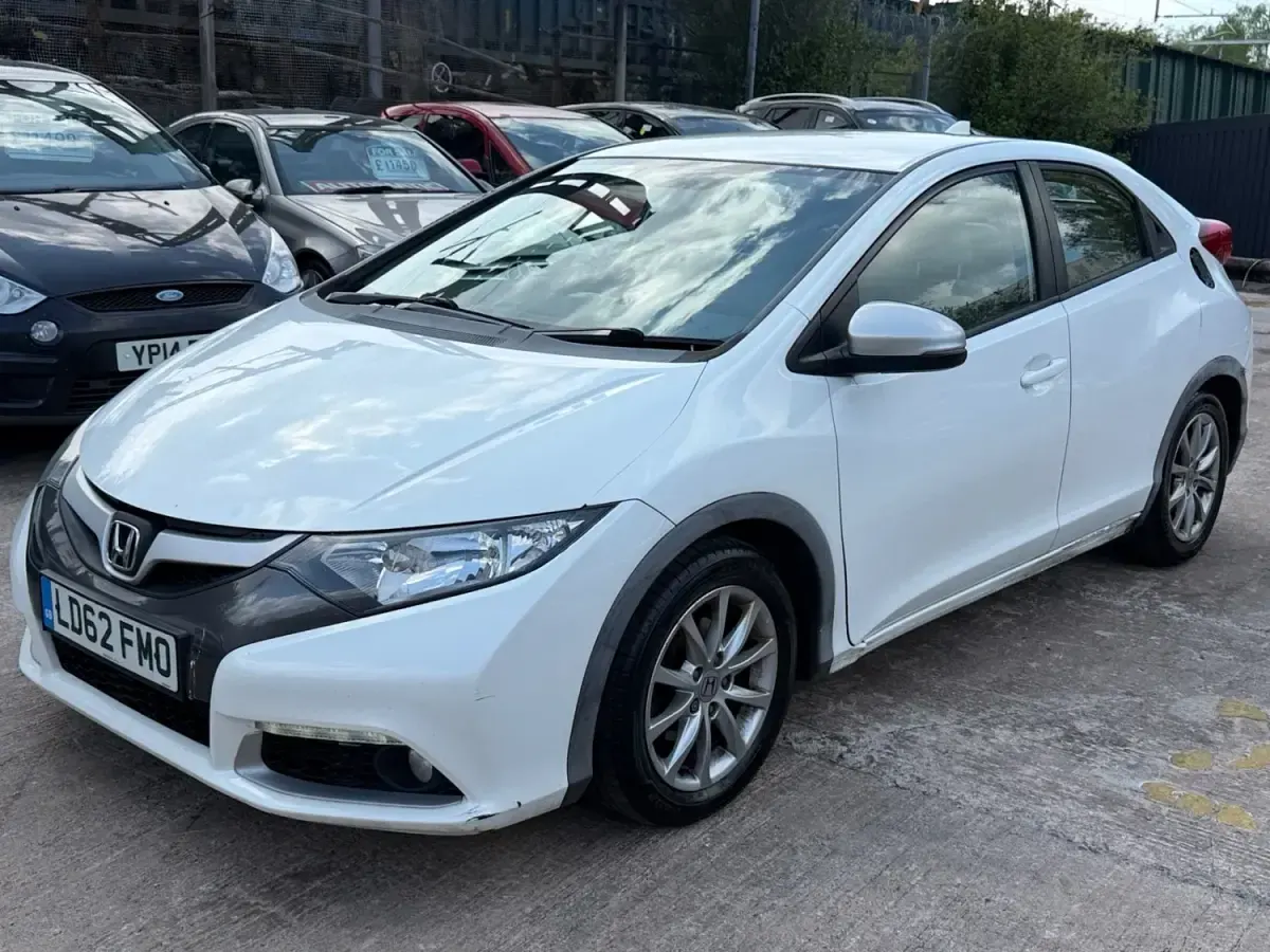 Begagnad Honda Civic EX 150 HK (110 kW) 2012 Vit Halvkombi
