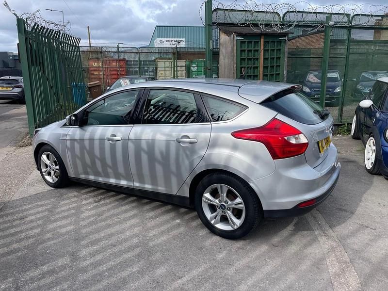 Używany Ford Focus Zetec 115 KM (84 kW) 2014 Srebrny Hatchback