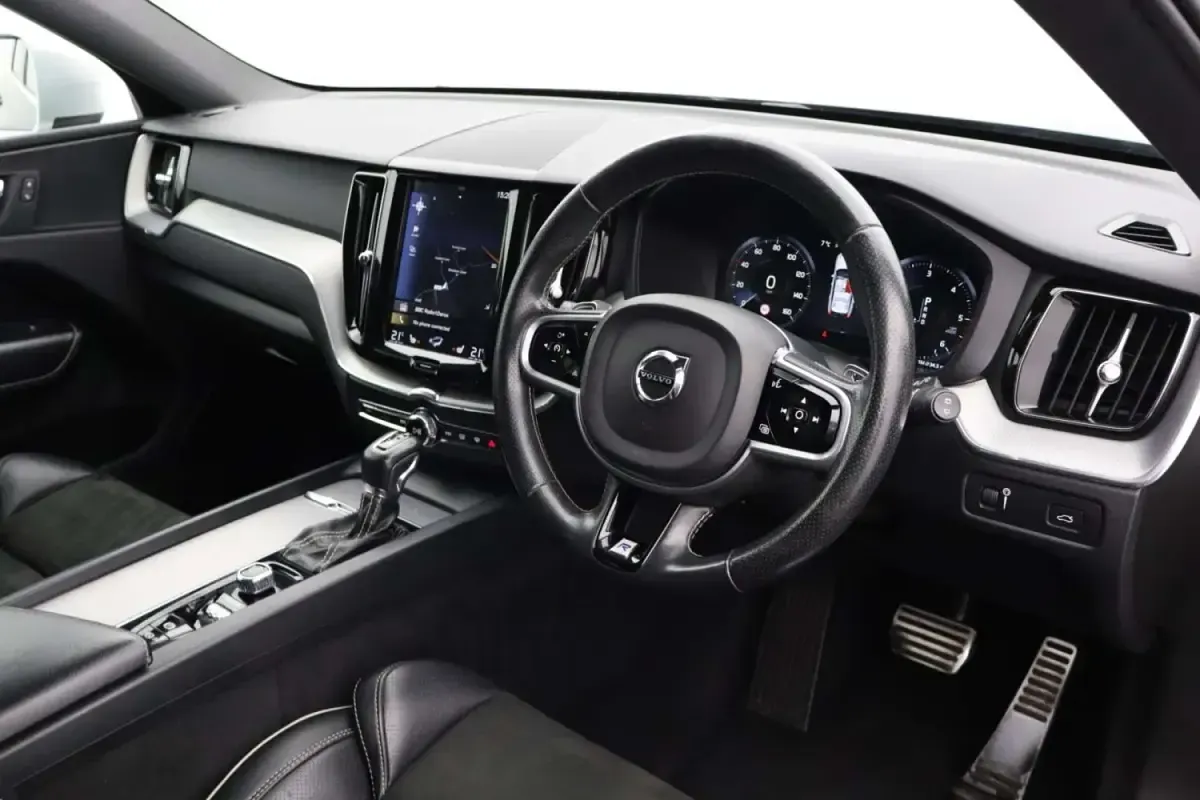 Usado Volvo XC60 R-Design 190 HP (139 kW) 2018 Preto SUV