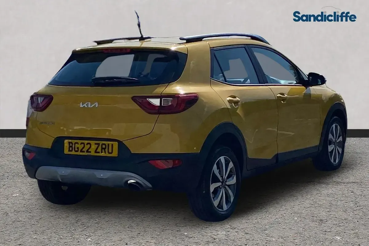 Usado Kia Stonic 100 CV (73 kW) 2022 Amarillo SUV