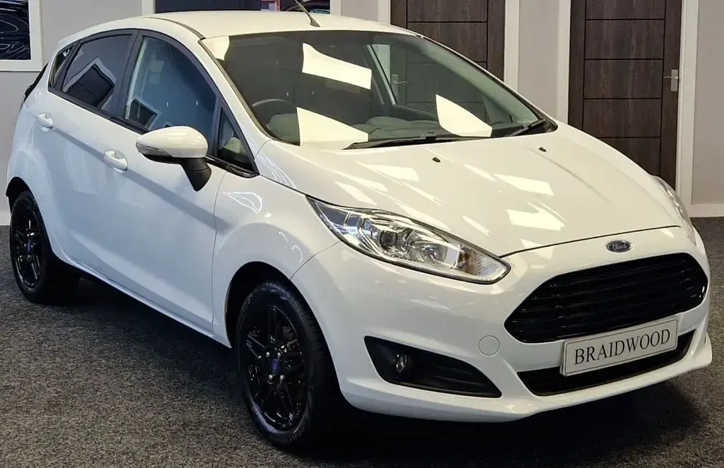 Used Ford Fiesta Zetec 82 HP (60 kW) 2013 White Hatchback