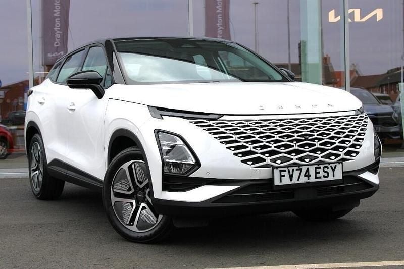White/black Used 2024 Omoda 5 SUV | £21,285 (Fair price) - Image 1/3