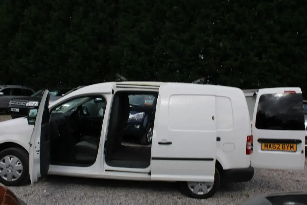 Used VW Caddy Maxi 102 HP (75 kW) 2012 White MPV