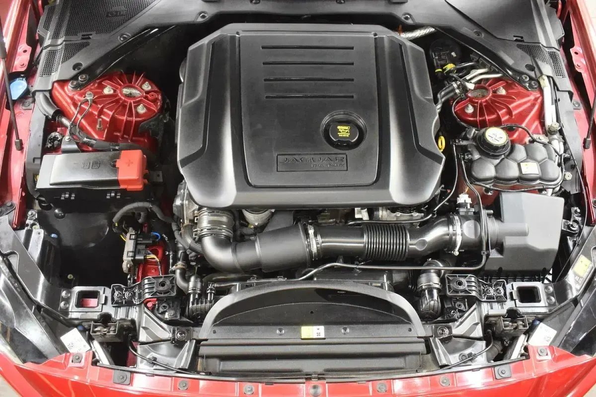 Used Jaguar XE R-Sport 180 HP (132 kW) 2017 Red Sedan