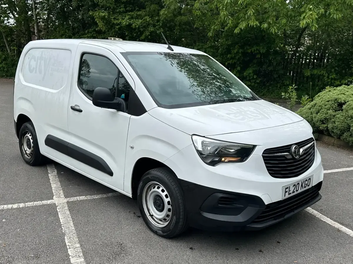Second-hand Vauxhall Combo Edition 100 CP (73 kW) 2020 Alb Monovolum