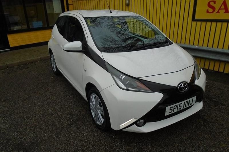 Used Toyota Aygo x-press 2015 White Hatchback