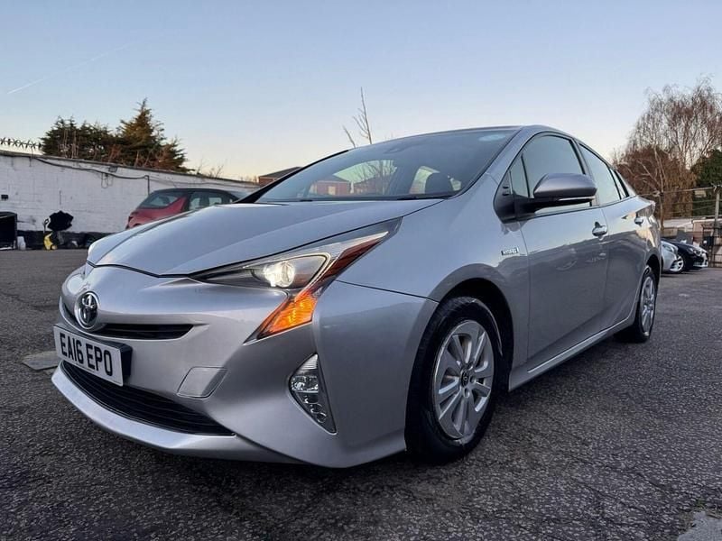 Used Toyota Prius Active 122 HP (89 kW) 2016 Silver Hatchback
