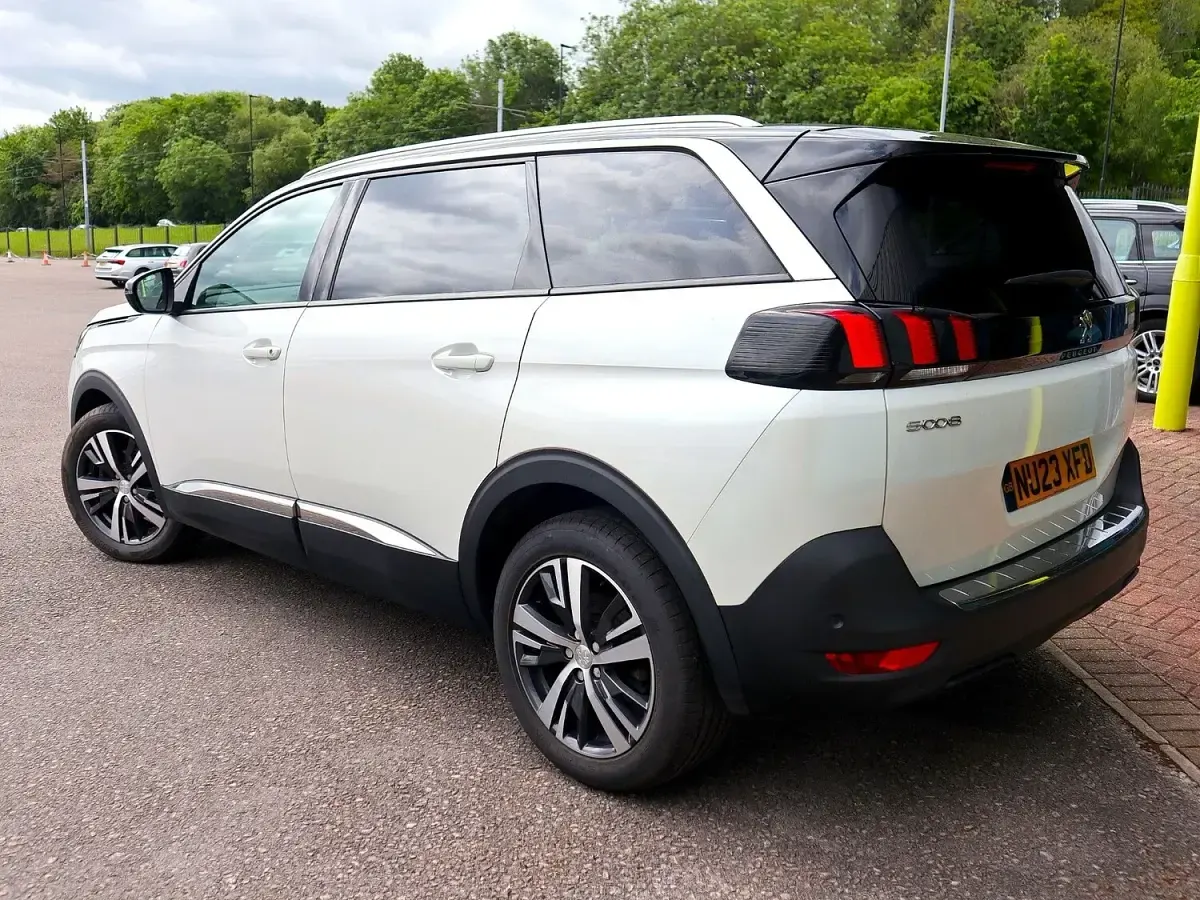Begagnad Peugeot 5008 Allure+ 2023 Vit SUV