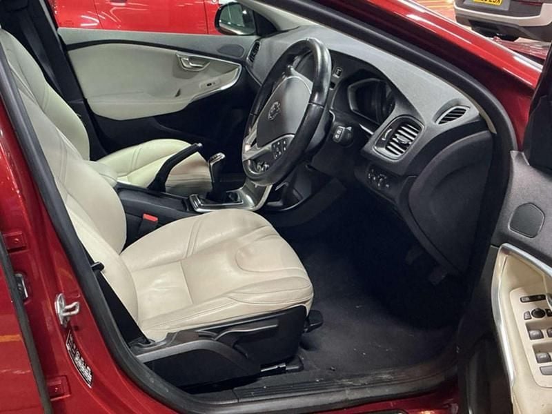 Used Volvo V40 SE Lux 2014 Red Hatchback