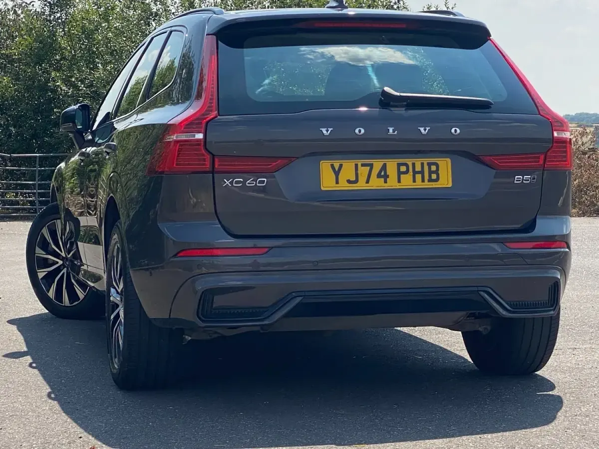 Used Volvo XC60 Plus 250 HP (183 kW) 2025 Platinum grey SUV