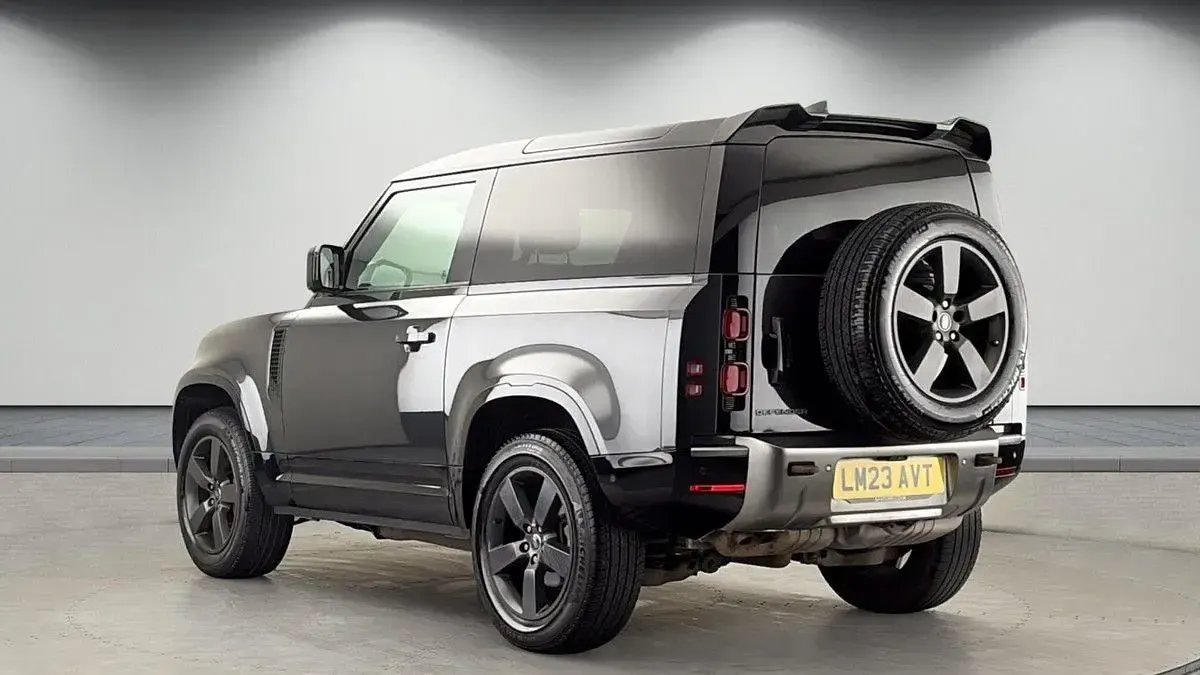 Begagnad Land Rover Defender HSE Dynamic 250 HK (183 kW) 2023 Grå SUV