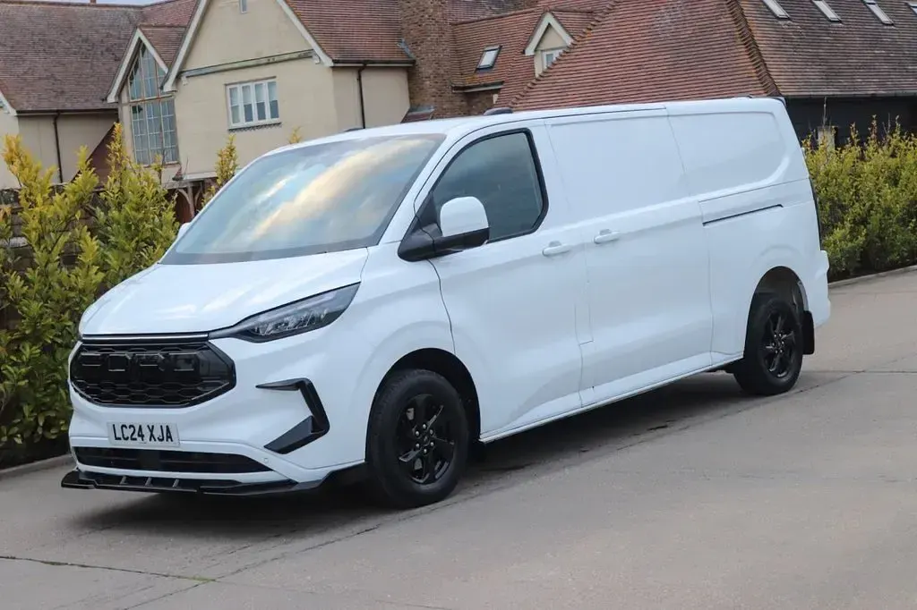 Used Ford Transit Custom Limited 136 HP (100 kW) 2024 White Van
