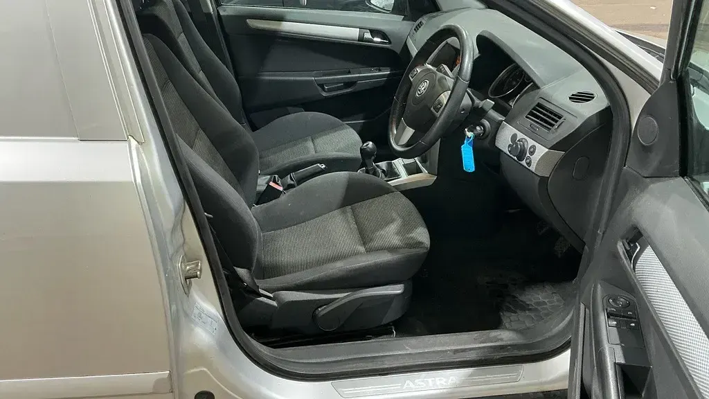 Used Vauxhall Astra Sportive 110 HP (80 kW) 2009 Silver Van