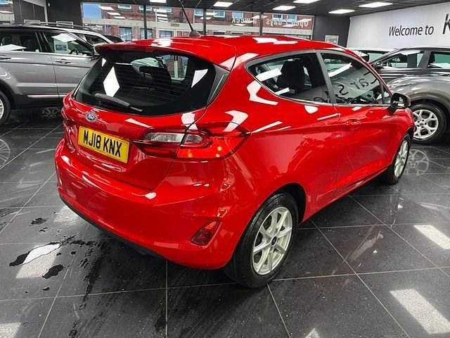 Used Ford Fiesta Zetec 85 HP (62 kW) 2018 Red Hatchback