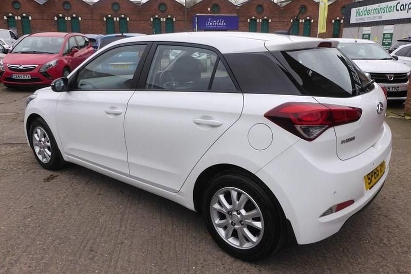Used Hyundai i20 SE 100 HP (73 kW) 2016 White Hatchback