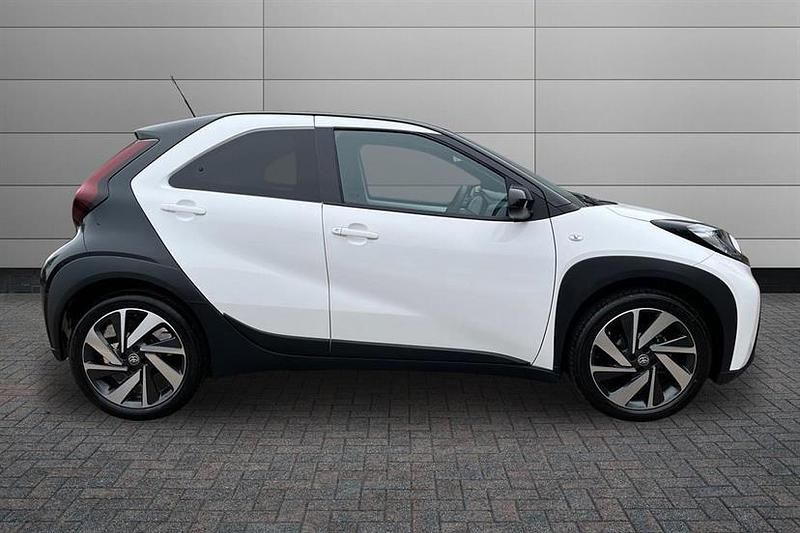 Used Toyota Aygo X 72 HP (52 kW) 2025 Pure white with black SUV
