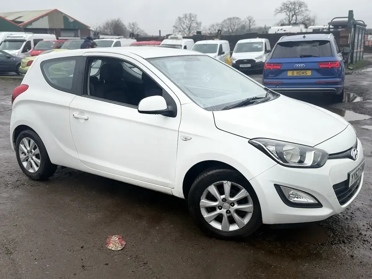 Used Hyundai i20 Active 84 HP (61 kW) 2012 White Hatchback