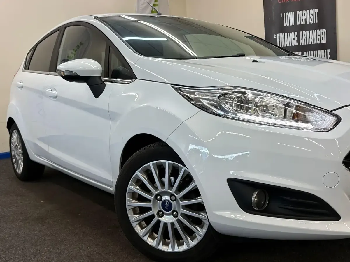 Used Ford Fiesta Titanium 120 HP (88 kW) 2015 White Hatchback