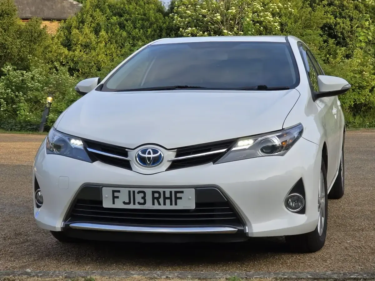 Used Toyota Auris Hybrid 136 HP (100 kW) 2013 White Hatchback