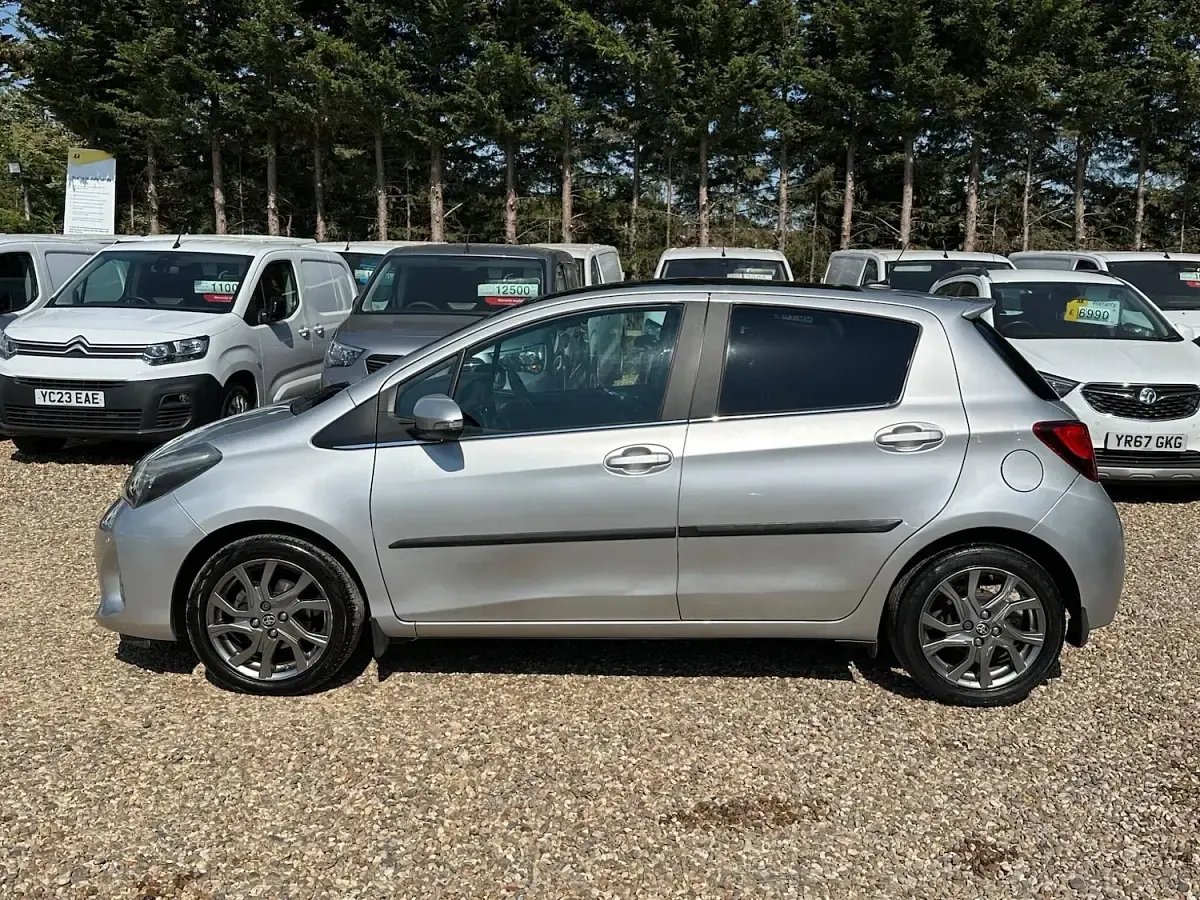 Used Toyota Yaris Multidrive S 99 HP (72 kW) 2015 Silver Hatchback