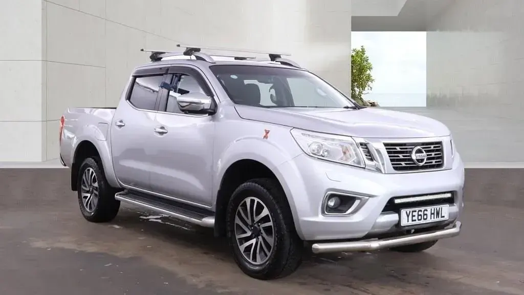Używany Nissan Navara Tekna 190 KM (139 kW) 2016 Srebrny Pickup
