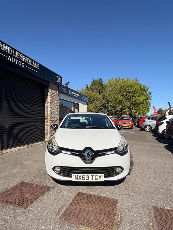 Used Renault Clio IV Dynamique 90 HP (66 kW) 2013 White Hatchback