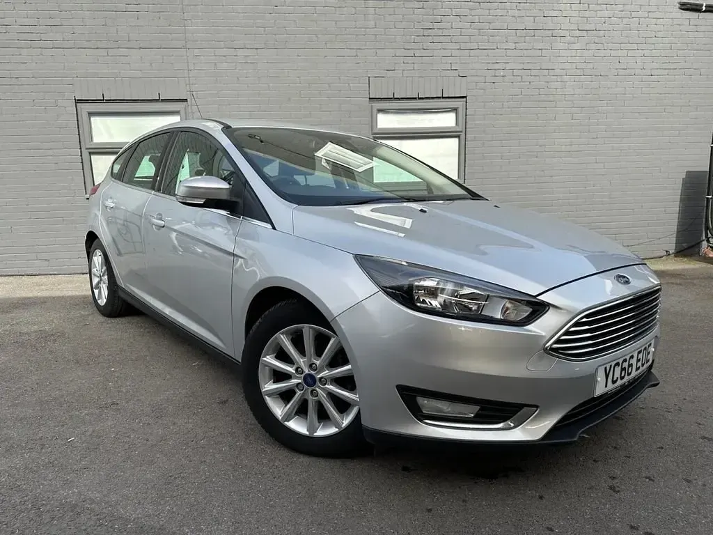 Begagnad Ford Focus Titanium 120 HK (88 kW) 2016 Silver Halvkombi