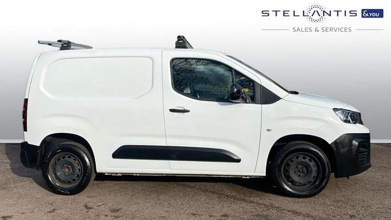 White Used 2022 Peugeot Partner Premium MPV | £9,998 (Good price) - Image 1/3