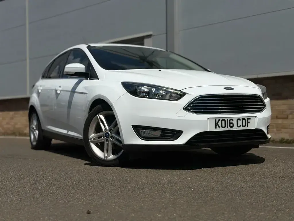 Used Ford Focus Zetec 100 HP (73 kW) 2016 White Hatchback