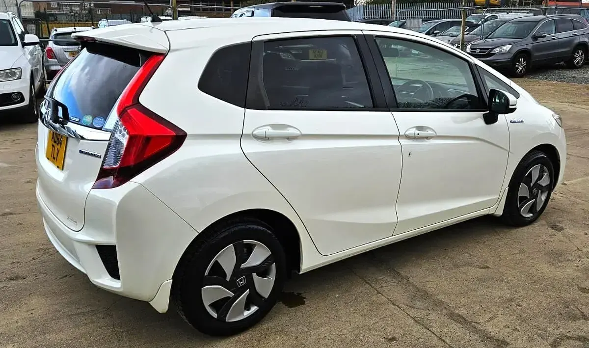 Used Honda Fit Hybrid 109 HP (80 kW) 2026 White Hatchback