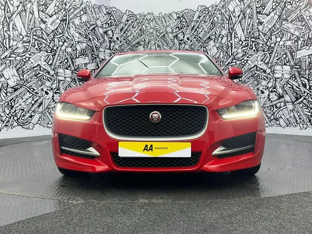 Begagnad Jaguar XE R-Sport 200 HK (147 kW) 2018 Röd Sedan