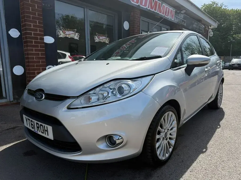 Used Ford Fiesta Titanium 94 HP (69 kW) 2011 Silver Hatchback
