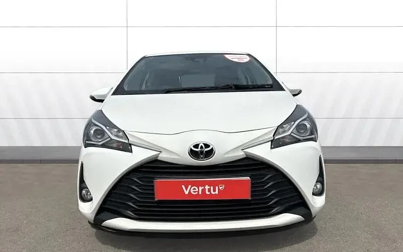 Used Toyota Yaris 111 HP (81 kW) 2019 White Hatchback